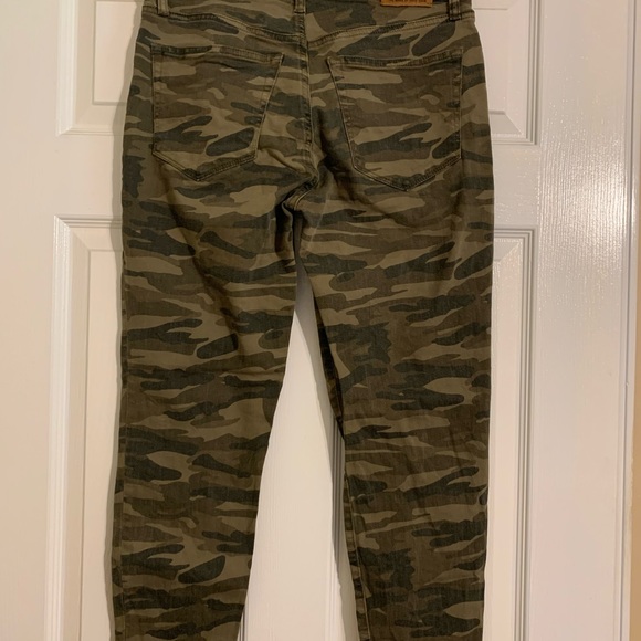 Lucky Brand Camo Jeans Sz 10/31 - Picture 2 of 3